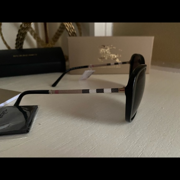 🔥Brand new Burberry sunglasses 👌🏼🔥 - Picture 6 of 8